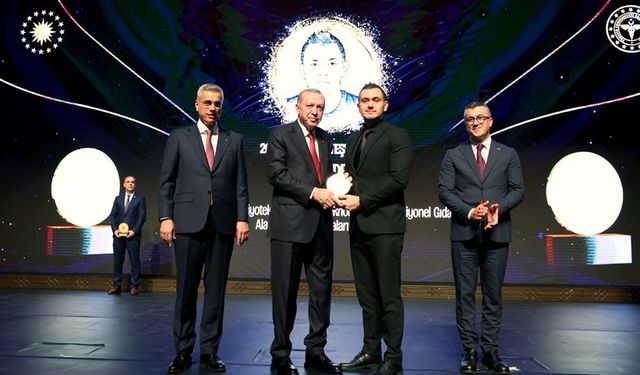 ÇOMÜ’nün Gururu Karav, TÜSEB Teşvik Ödülünü Cumhurbaşkanından aldı