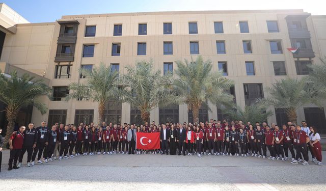 Bakan Bak, Suudi Arabistan'da millî sporcularla bir araya geldi