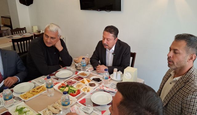 Belediye başkanı Dr. Özer Kasap, muhtarları dinliyor