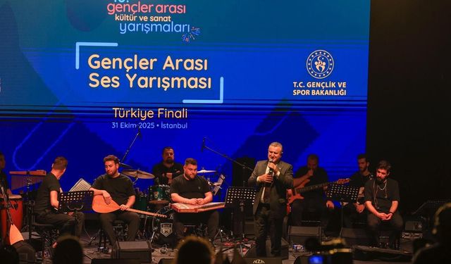 Bakan Bak Gençler Ses Yarışmasında Şarkı Söyledi