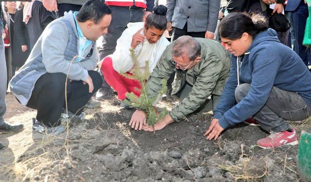 Kars’ta Milli Ağaçlandırma Günü'nde Fidanlar toprakla buluştu