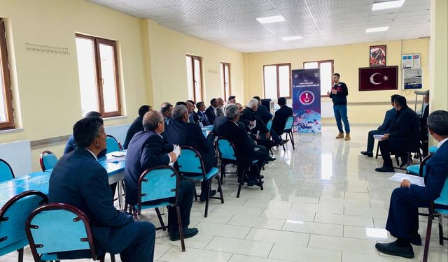 Jandarma, muhtarları siber suçlara karşı bilgilendirdi