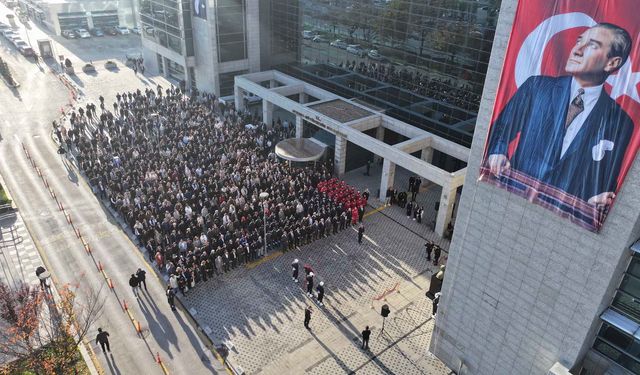 Ankara’da hayat bir dakikalığına durdu, Büyükşehir Belediyesi Ata’sını andı