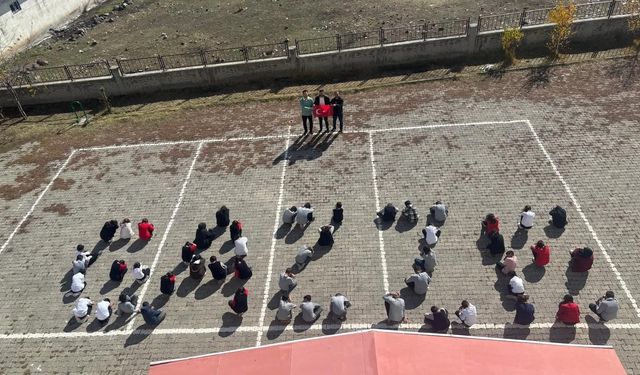 Kars’ın Selim ilçesine bağlı Büyük Oluklu İmam Hatip Ortaokulu öğrencilerden Filistin’e destek