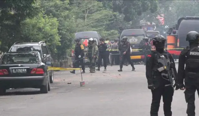 Endonezya’da cuma namazı sırasında camide patlama: 54 yaralı