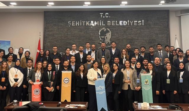Gençler Gaziantep’te meclis koltuklarına oturdu