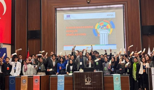 Gençler Keçiören’de meclis koltuğuna oturdu: “Karar Masasında Gençlik” yoğun ilgi gördü