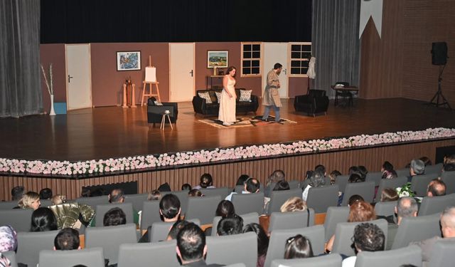 “Eyvah Yine Karıştı” adlı komedi oyunu tam not aldı