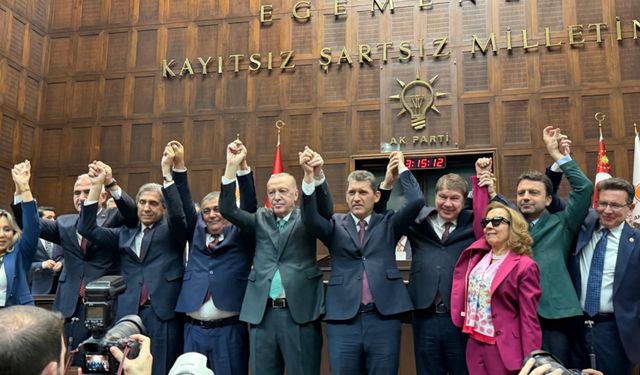 Erdoğan, İsa Yıldırım’a AK Parti rozetini taktı