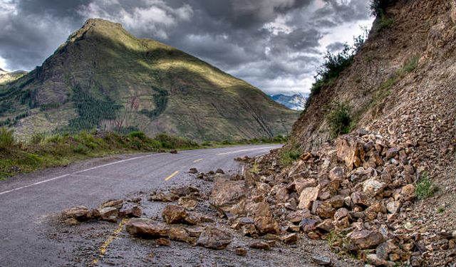 Artvin’de Sarp Sınır Kapısı Yolunda heyelan: Yol kısa sürede ulaşıma açıldı