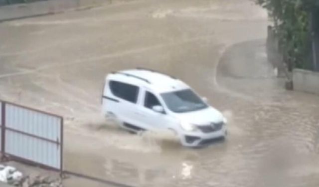 İzmir’de sağanak etkili oldu: Ev ve iş yerleri su altında kaldı