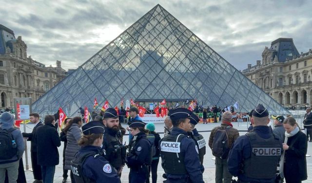 Louvre soygununda 4 yeni gözaltı: 88 milyon euro değerinde mücevherler kayıp