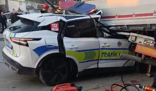 Manisa’da ekip aracı tıra çarptı: 1 polis şehit oldu