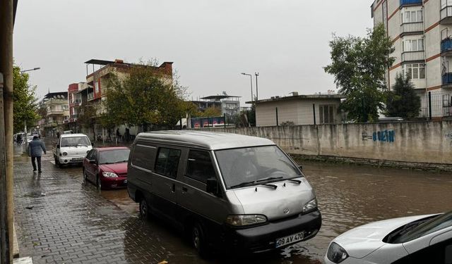 Aydın'da sağanak yağış mahalleyi göle çevirdi