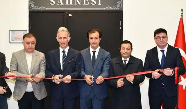 Kafkas Üniversitesi, Türk ve İslam dünyasının ilk tiyatro yazarı "Mirza Fetali Ahunzade Sahnesi"ni açtı