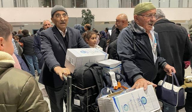 Kars’lı Umreciler gözyaşları ve dualarla karşılandı