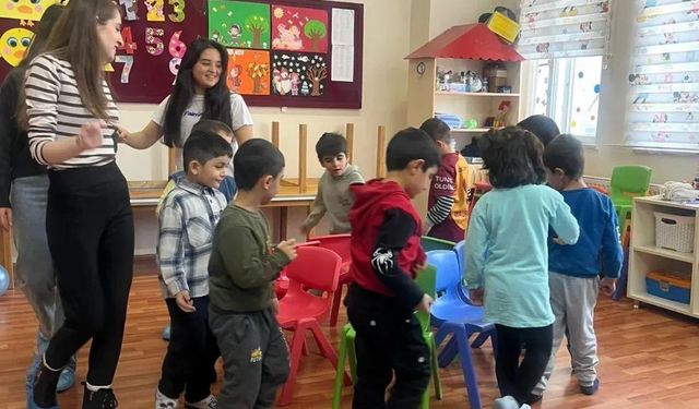 Serhat Yurdu öğrencilerinden anasınıfı ziyareti miniklerden renkli buluşma