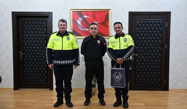 Kars İl Emniyet Müdürü Tombul, Başarılı Polis Memurunu ödüllendirdi