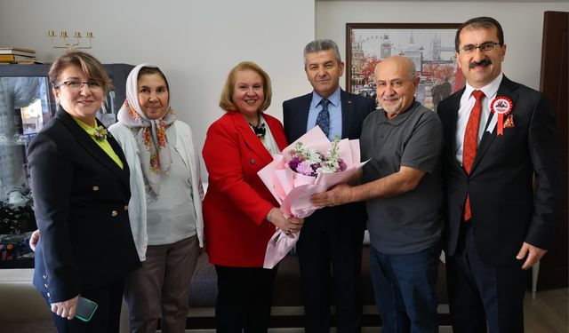 Artvin Valisi Ergün, emekli öğretmeni evinde ziyaret etti