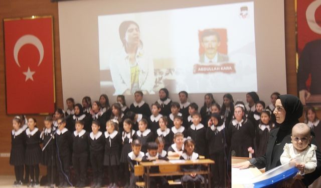 Öğretmenler Günü dolayısıyla yapılan törende Merve öğretmen, kürsüde çocuğuyla konuşma yaptı