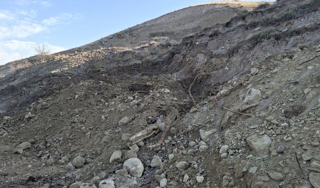 Beypazarı Adaören Mahallesi yolunda toprak kayması