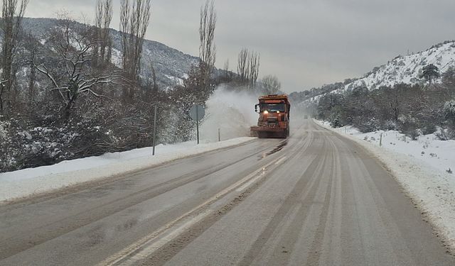 Beypazarı 43.Karayolları Şube şefliği: Ekiplerin karla mücadelesi