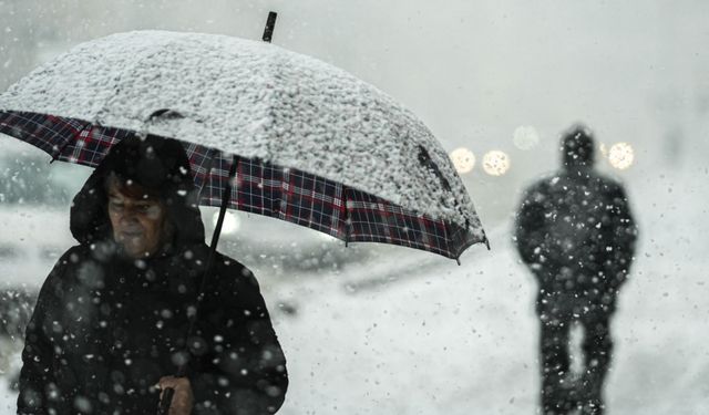 Yoğun kar yağışı ulaşımı aksatıyor: 22 yol trafiğe kapandı