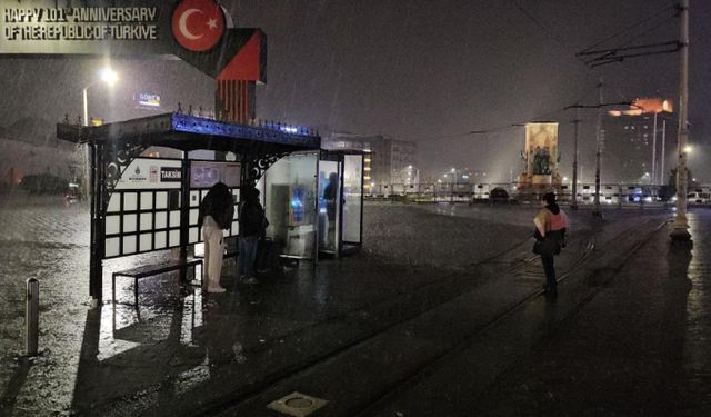 İstanbul’da gece boyu etkili olan sağanak hayatı felç etti: Yollar göle döndü, araçlar yolda kaldı
