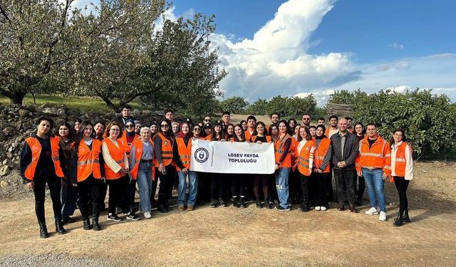 ADÜ öğrencileri LÖSEV için mandalina hasadı yaptı