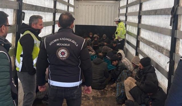 Amasya’da TIR’ın dorsesinden 42 kaçak göçmen çıktı