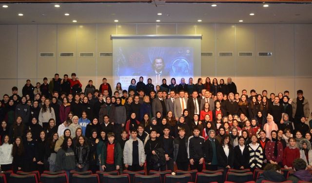 Türkiye’nin ilk serebral palsili uzay mühendisi Turgay Karakaş Rize’de öğrencilerle buluştu