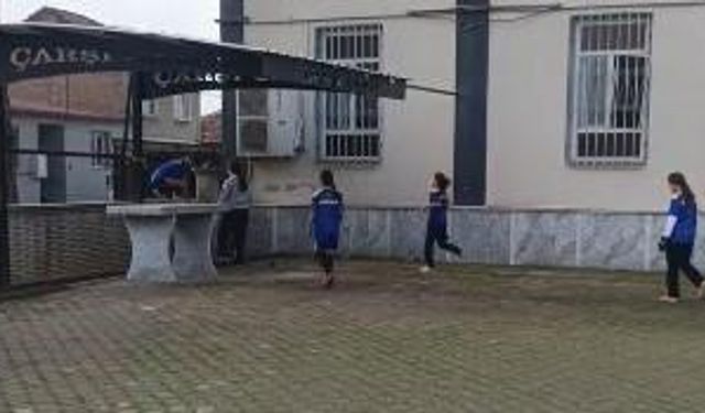 Cami avlusunda antrenman yapıyorlar