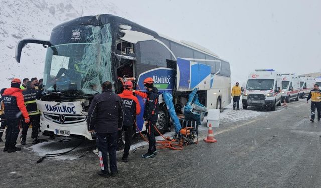 Erzincan’da yolcu otobüsü tıra çarptı: 3 yaralı