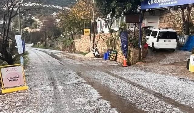 Kaş’ta kış ortasında dolu