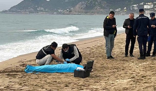 Alanya’da sahilde kadın cesedi bulundu
