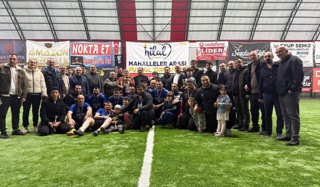 Terme’de 15 takımlı futbol turnuvasının finalinde Fenk Mahallesi büyük ilgi altında şampiyonluğa ulaştı