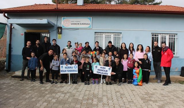 Küçük ayaklar, büyük umutlar: Üniversitelilerden köy okullarına tiyatro sürprizi