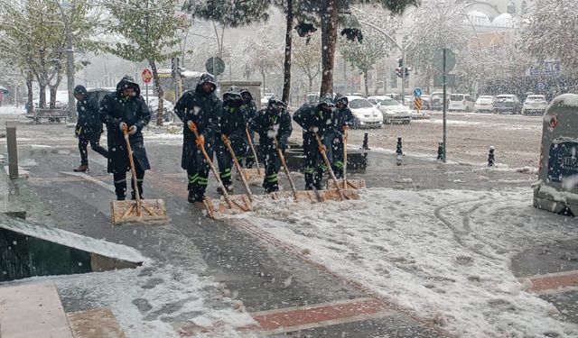 Batman’da karla mücadelede emekçilerin büyük özverisi