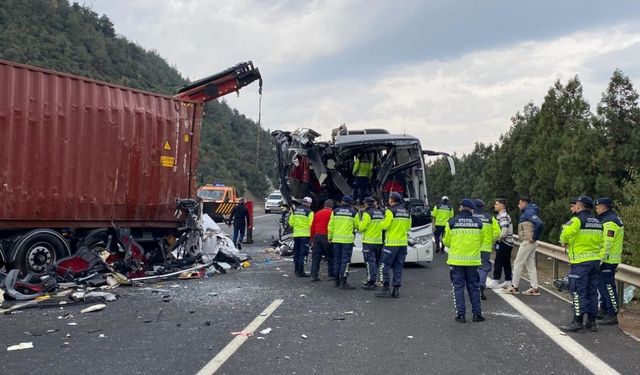 Osmaniye’de yolcu otobüsü tıra çarptı: 6 ölü, 11 yaralı