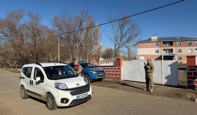 Kars’ta bin yüz kırk iki şahsın GBT sorgusu yapıldı, okul önleri ve sokaklar mercek altında