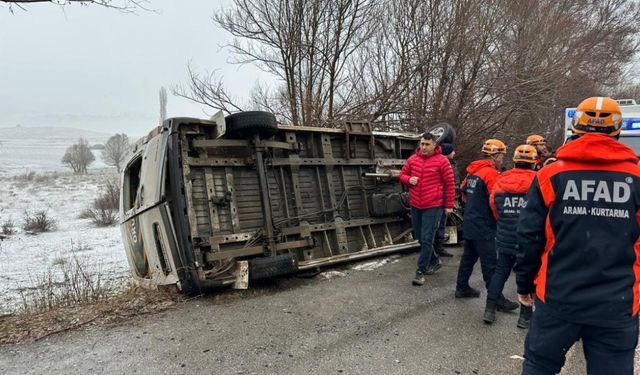 Sivas’ta öğrenci servisi devrildi: 15 yaralı