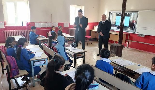 Susuz Kaymakamı Tutal, eğitim camiasıyla bir araya gelmeye devam ediyor