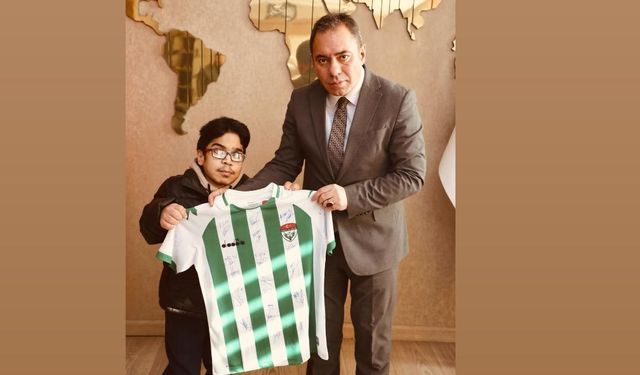 Kars Belediye Başkanı Prof. Dr. Ötüken Senger’den Kars Spor sevdalısı Ahmet Can’a doğum günü sürprizi!