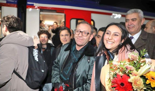 Masalsı yolculukta son durak: Kars’ta çiçekli ve danslı karşılama!