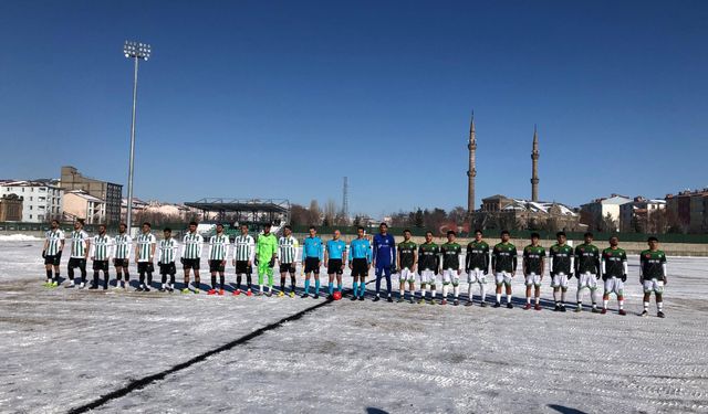 Kars 36 Spor’dan soğuk havada gol şov: 7-1