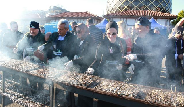 Rize'de düzenlenen "8. Hamsi Festivali"nde katılımcılara 2 ton 53 kilo hamsi ikram edildi