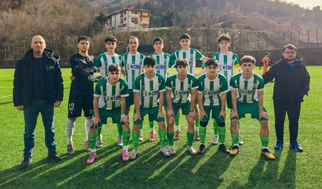Yeşil Artvinspor U18 takımı deplasmanda farklı galip gelerek ligin ilk yarısını lider bitirdi