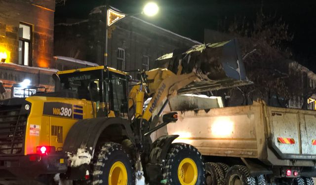 Kars Belediyesi’nden kent genelinde yoğun ve aralıksız karla mücadele