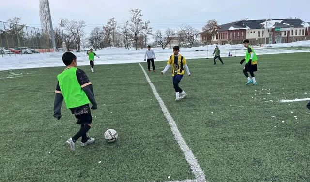 Kağızman’da geleceğin futbolcuları sahada yetişiyor