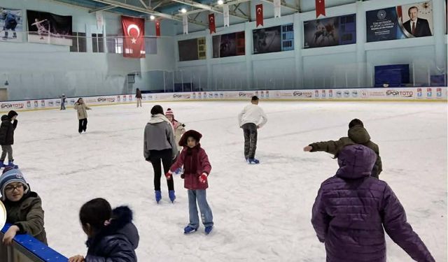 Kars Buz Pisti'nde çocuklara ara tatil sürprizi